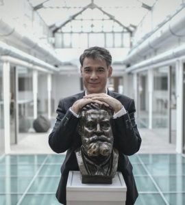 Le premier secrétaire Olivier Faure posant avec le buste de Jean Jaurès au siège actuel du PS à Ivry.