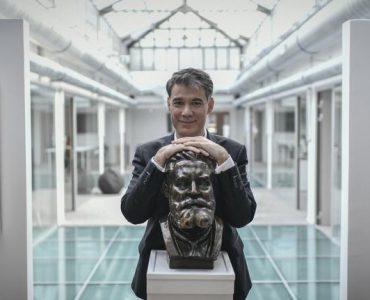 Le premier secrétaire Olivier Faure posant avec le buste de Jean Jaurès au siège actuel du PS à Ivry.