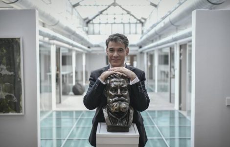 Le premier secrétaire Olivier Faure posant avec le buste de Jean Jaurès au siège actuel du PS à Ivry.