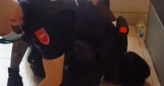 Un agent de la sureté ferroviaire immobilise une voyageuse à Aulnay-sous-Bois le 16 juin 2020