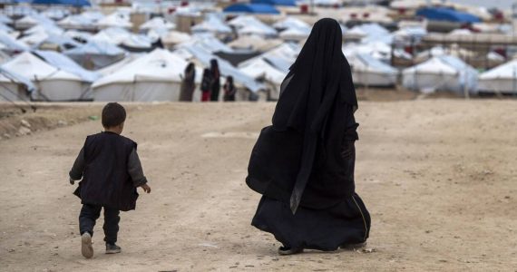 Une Syrienne avec son enfant, dans le camp d’Al-Hol, en Syrie, le 7 février 2019. (Photo illustration)