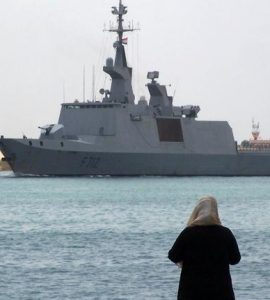 La frégate française Le Courbet, près du Canal de Suez, au Caire, le 19 avril 2013.