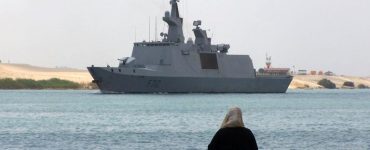 La frégate française Le Courbet, près du Canal de Suez, au Caire, le 19 avril 2013.