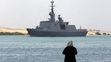 La frégate française Le Courbet, près du Canal de Suez, au Caire, le 19 avril 2013.