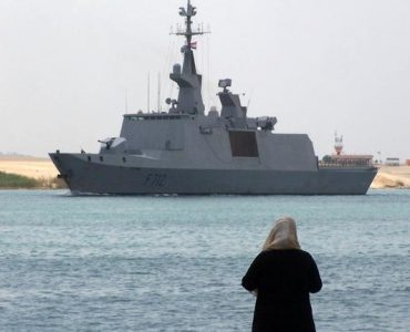 La frégate française Le Courbet, près du Canal de Suez, au Caire, le 19 avril 2013.