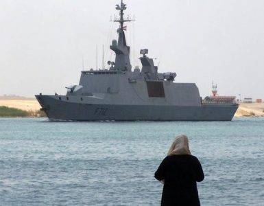 La frégate française Le Courbet, près du Canal de Suez, au Caire, le 19 avril 2013.