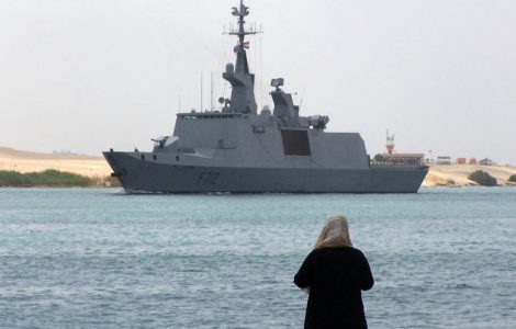 La frégate française Le Courbet, près du Canal de Suez, au Caire, le 19 avril 2013.