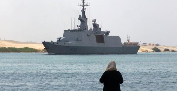 La frégate française Le Courbet, près du Canal de Suez, au Caire, le 19 avril 2013.