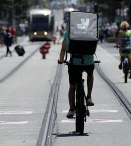 Un livreur Deliveroo sur son vélo, à Nice le 5 juin 2018.&nbsp; PHOTO ERIC GAILLARD/REUTERS