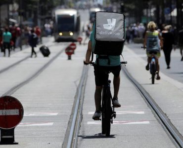 Un livreur Deliveroo sur son vélo, à Nice le 5 juin 2018.&nbsp; PHOTO ERIC GAILLARD/REUTERS
