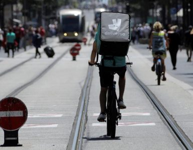 Un livreur Deliveroo sur son vélo, à Nice le 5 juin 2018.&nbsp; PHOTO ERIC GAILLARD/REUTERS