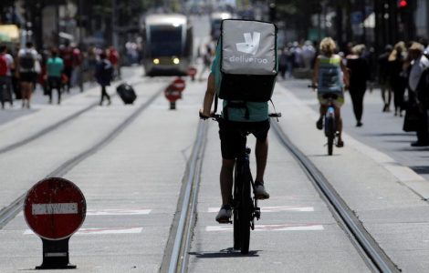 Un livreur Deliveroo sur son vélo, à Nice le 5 juin 2018.&nbsp; PHOTO ERIC GAILLARD/REUTERS
