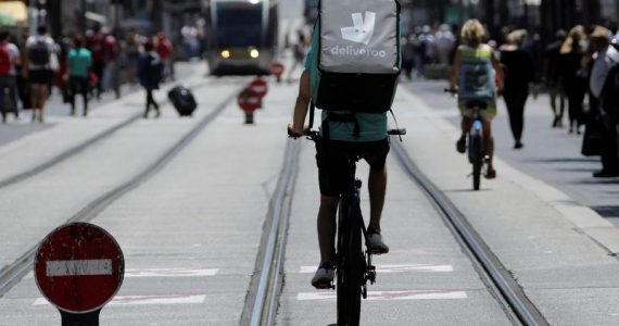 Un livreur Deliveroo sur son vélo, à Nice le 5 juin 2018.&nbsp; PHOTO ERIC GAILLARD/REUTERS