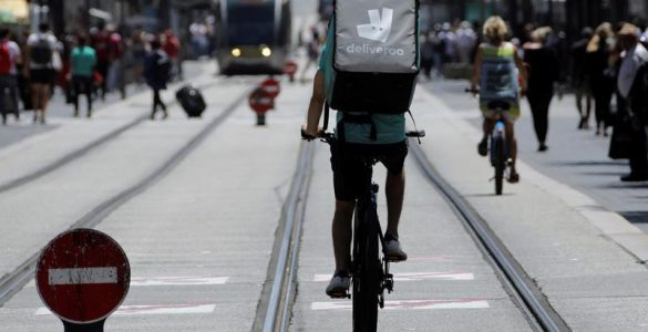 Un livreur Deliveroo sur son vélo, à Nice le 5 juin 2018.&nbsp; PHOTO ERIC GAILLARD/REUTERS