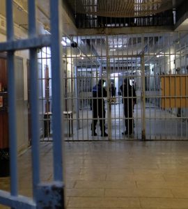 Bouches-du-Rhône : 14 à 20 ans de prison pour cinq hommes après le lynchage d'un codétenu aux Baumettes