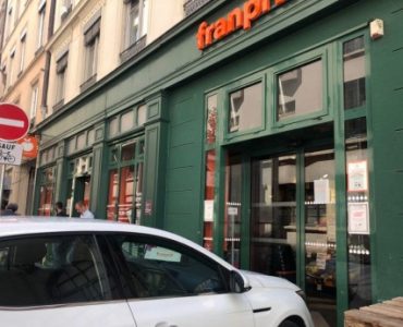Lyon : les voleuses poignardent un employé d’épicerie