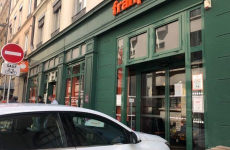 Lyon : les voleuses poignardent un employé d’épicerie