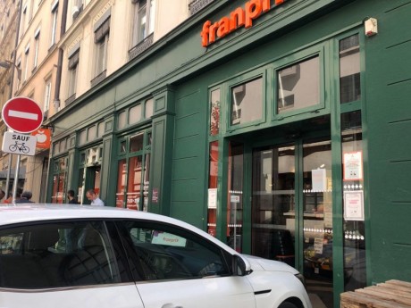 Lyon : les voleuses poignardent un employé d’épicerie