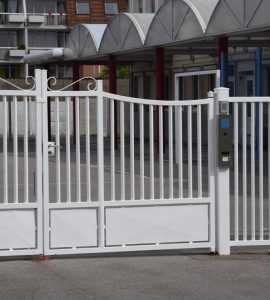 Un migrant alcoolisé s’introduit dans une école à Calais, pousse la directrice et est arrêté
