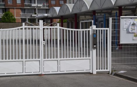 Un migrant alcoolisé s’introduit dans une école à Calais, pousse la directrice et est arrêté