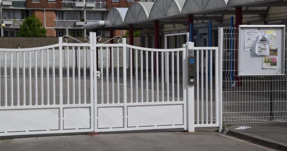 Un migrant alcoolisé s’introduit dans une école à Calais, pousse la directrice et est arrêté