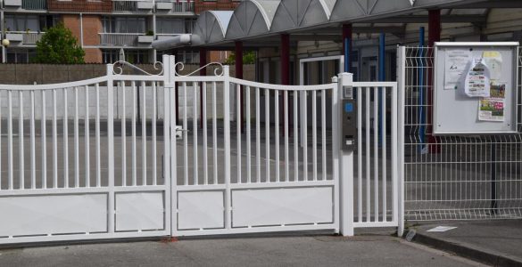 Un migrant alcoolisé s’introduit dans une école à Calais, pousse la directrice et est arrêté