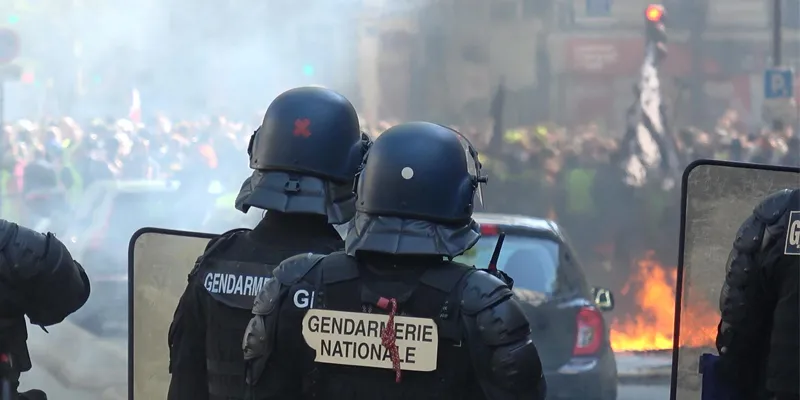 A Nice, face à Geneviève Legay, les gendarmes mobiles étaient là pour “triquer” les manifestants, selon le commissaire
