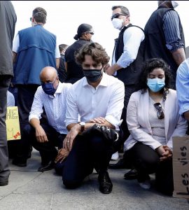 Justin Trudeau posant un genou à terre contre le racisme