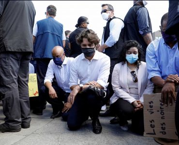 Justin Trudeau posant un genou à terre contre le racisme