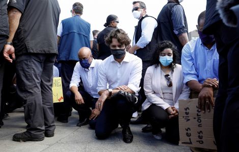 Justin Trudeau posant un genou à terre contre le racisme