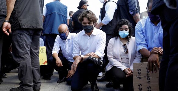 Justin Trudeau posant un genou à terre contre le racisme