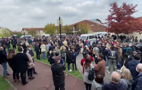 CONFLANS - Rassemblement devant le collège du