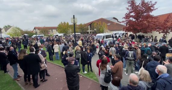 CONFLANS - Rassemblement devant le collège du