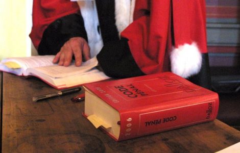 Millau : deux ans ferme pour violences, insultes racistes envers les policiers