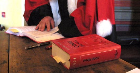 Millau : deux ans ferme pour violences, insultes racistes envers les policiers