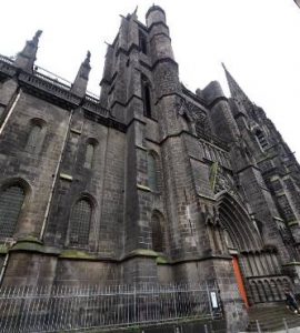 Il entonne des prières et des chants en arabe dans la cathédrale de Clermont-Ferrand