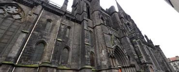 Il entonne des prières et des chants en arabe dans la cathédrale de Clermont-Ferrand