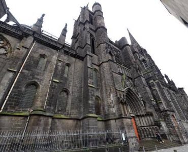 Il entonne des prières et des chants en arabe dans la cathédrale de Clermont-Ferrand