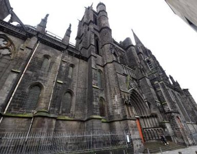 Il entonne des prières et des chants en arabe dans la cathédrale de Clermont-Ferrand