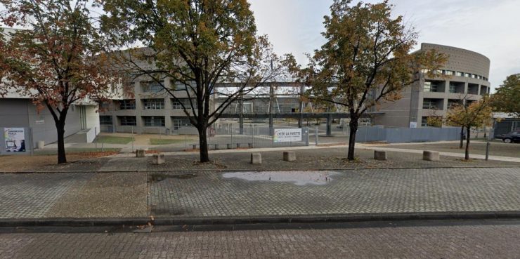 CLERMONT-FERRAND : ARMÉS, ILS SÈMENT LA TERREUR DEVANT UN LYCÉE