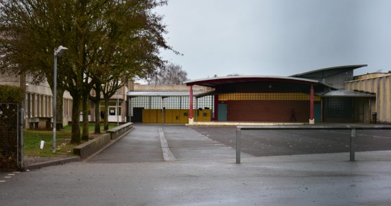 Insultes racistes et nez fracturé, la récré tourne mal au collège Jean-Rostand d'Argentan