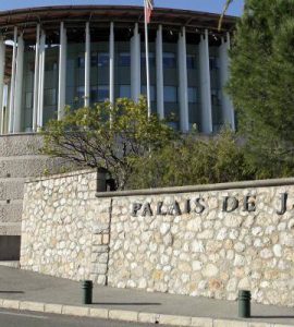 Il avait agressé au couteau une employée de la cantine juste devant l'école: trois ans ferme