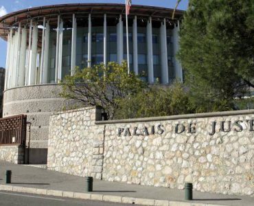 Il avait agressé au couteau une employée de la cantine juste devant l'école: trois ans ferme