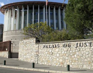 Il avait agressé au couteau une employée de la cantine juste devant l'école: trois ans ferme