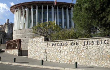 Il avait agressé au couteau une employée de la cantine juste devant l'école: trois ans ferme