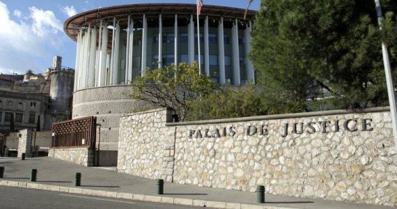 Il avait agressé au couteau une employée de la cantine juste devant l'école: trois ans ferme