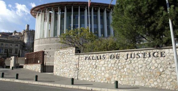 Il avait agressé au couteau une employée de la cantine juste devant l'école: trois ans ferme