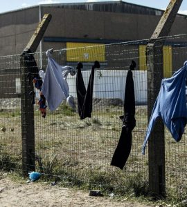 "On vous propose de rentrer chez vous" : à Calais, l'argent comme alternative à l'expulsion des migrants