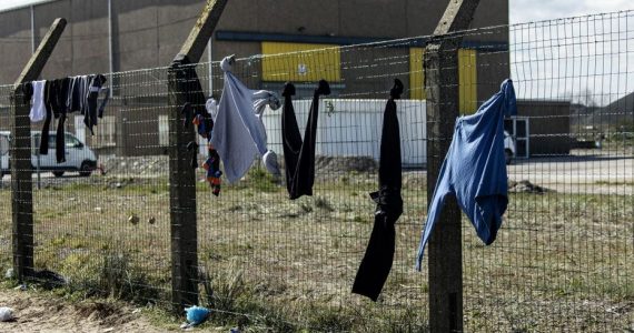 "On vous propose de rentrer chez vous" : à Calais, l'argent comme alternative à l'expulsion des migrants