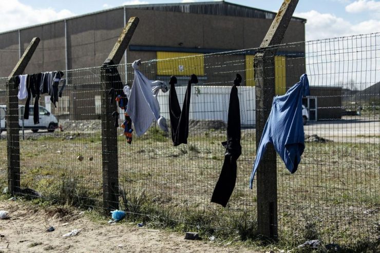 "On vous propose de rentrer chez vous" : à Calais, l'argent comme alternative à l'expulsion des migrants